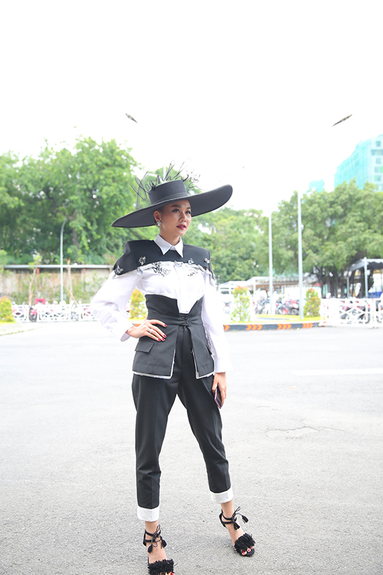 Võ Hoàng Yến mặc phản cảm, Minh Hằng lộ mặt dài cứng đơ tại buổi casting The Face 2018